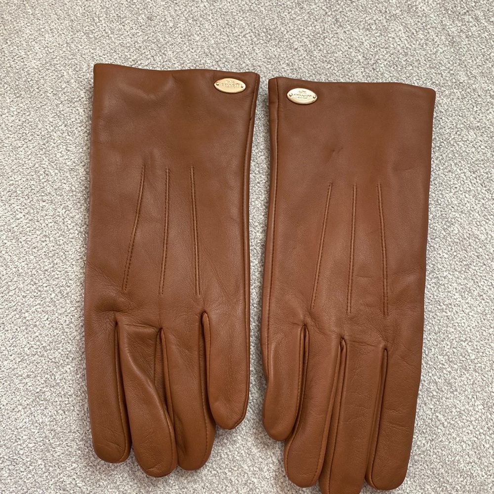 Coach brown leather women’s gloves. Size 8.